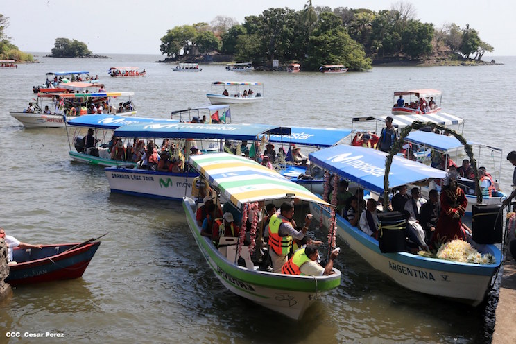 Realizan tradicional Viacrucis Acu&aacute;tico en Lago Cocibolca